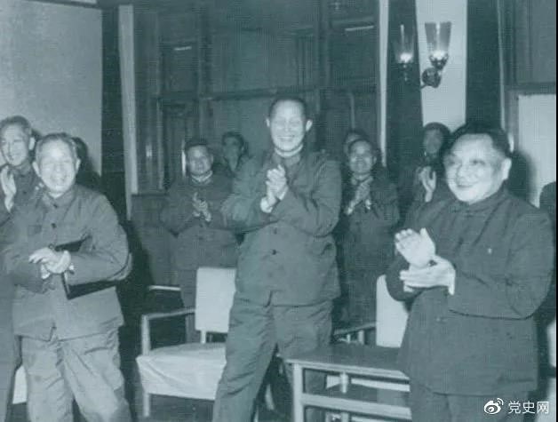 1978年3月，鄧小平和參加五屆人大一次會議的解放軍代表在一起。
