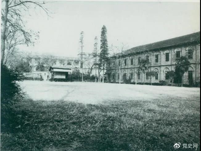 　　1927年3月18日，毛澤東出席在武昌舉行的河南武裝農(nóng)民代表大會(huì)，并作湖南農(nóng)運(yùn)狀況報(bào)告。圖為大會(huì)會(huì)場(chǎng)——武昌農(nóng)講所大操場(chǎng)。