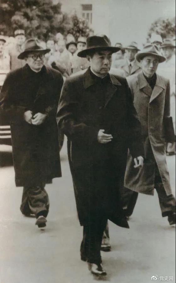 1954年4月26日，日內(nèi)瓦會(huì)議開(kāi)幕。圖為周恩來(lái)率中國(guó)代表團(tuán)進(jìn)入會(huì)場(chǎng)。