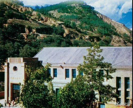 圖為中國共產(chǎn)黨第七次全國代表大會(huì)會(huì)址——延安楊家?guī)X中央大禮堂。