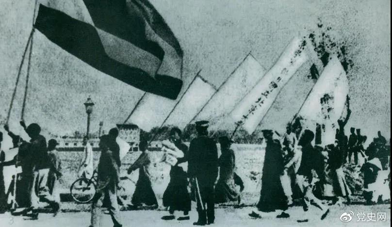 1919年5月4日，北京爆發(fā)學(xué)生反帝愛國運動。這是北京大學(xué)學(xué)生的示威游行隊伍。