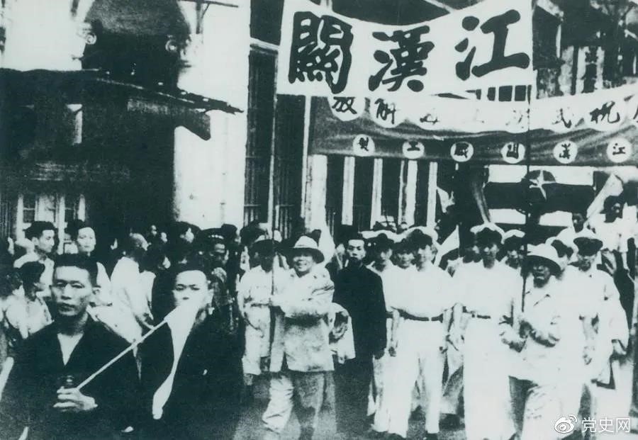 1949年5月17日，第四野戰(zhàn)軍解放武漢。圖為武漢人民歡慶解放。
