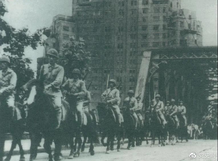 　　1949年5月，人民解放軍殲滅退守上海的敵軍15萬人，解放了這個中國最大的城市。圖為解放軍進駐上海。
