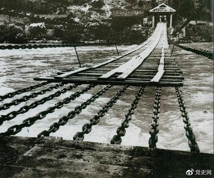 　　1935年5月29日，中央紅軍左縱隊(duì)先頭部隊(duì)在瀘定橋西頭發(fā)起奪橋戰(zhàn)斗，勝利搶占大橋。圖為瀘定橋。