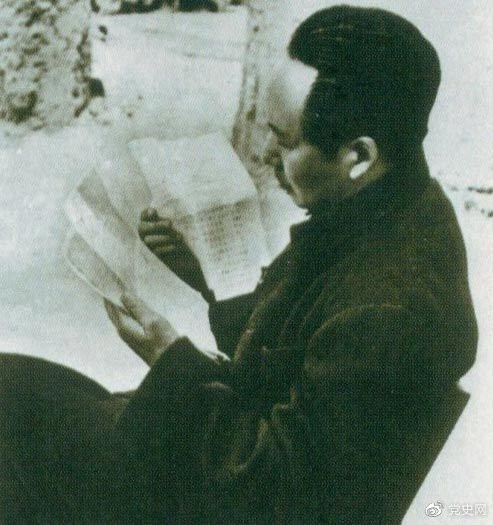 　　1946年6月，國(guó)民黨撕毀停戰(zhàn)協(xié)定和政協(xié)決議，挑起全面內(nèi)戰(zhàn)。這是毛澤東在延安審閱有關(guān)自衛(wèi)反擊的電報(bào)。