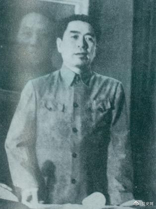 1949年7月6日，周恩來(lái)出席中華全國(guó)文學(xué)藝術(shù)工作者代表大會(huì)。圖為周恩來(lái)在會(huì)上作政治報(bào)告。