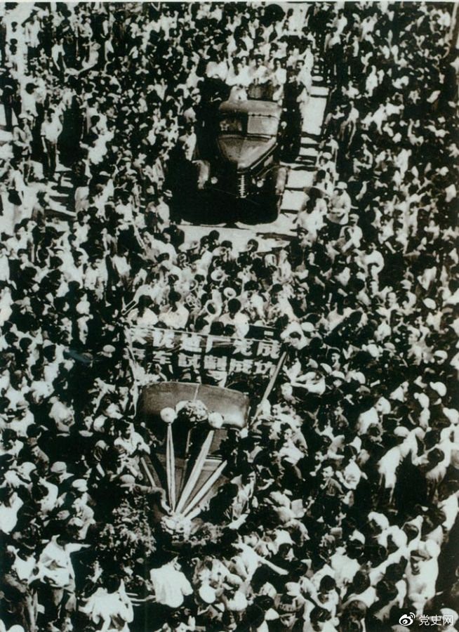 　　1956年7月13日，第一批國產(chǎn)“解放”牌汽車在長春第一汽車制造廠試制成功，結(jié)束了中國不能制造汽車的歷史。圖為7月14日，“解放”牌汽車開下生產(chǎn)線。