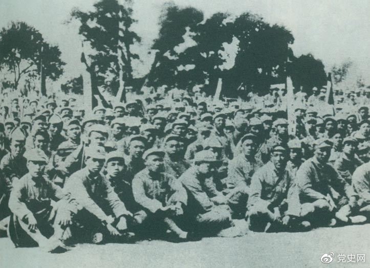 盧溝橋事變后的第11天，1937年7月18日，延安召開群眾大會，毛澤東發(fā)表演說。據(jù)當(dāng)時報載：“演詞激昂，聽眾均摩拳擦掌，熱血沸騰，愿赴抗日戰(zhàn)場，與日寇決一死戰(zhàn)?！?/></p><p>盧溝橋事變后的第11天，1937年7月18日，延安召開群眾大會，毛澤東發(fā)表演說。據(jù)當(dāng)時報載：“演詞激昂，聽眾均摩拳擦掌，熱血沸騰，愿赴抗日戰(zhàn)場，與日寇決一死戰(zhàn)?！?/p><p><br/></p><p>轉(zhuǎn)載：共產(chǎn)黨員網(wǎng)</p>
							
							</div><!-- article-con -->






		<div   id=