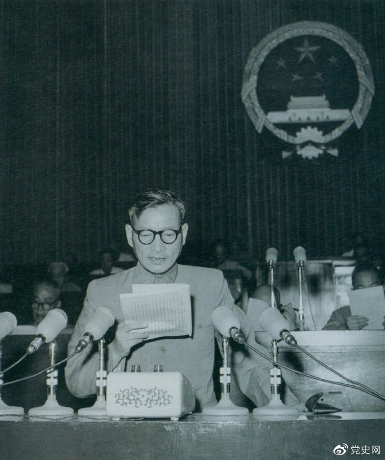 1955年7月，陳云在一屆全國(guó)人大二次會(huì)議上作堅(jiān)持和改進(jìn)糧食統(tǒng)購(gòu)統(tǒng)銷(xiāo)工作的報(bào)告。