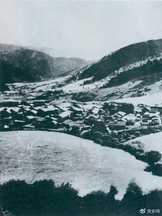 1935年8月20日，中共中央政治局在毛兒蓋召開會議，作出了《關(guān)于目前戰(zhàn)略方針之補(bǔ)充決定》，再次重申兩河口會議關(guān)于北上的戰(zhàn)略方針。圖為毛兒蓋。