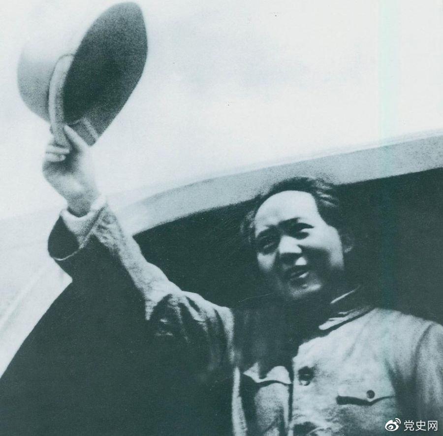 1945年8月28日，毛澤東飛赴重慶時，向前來歡送的延安軍民揮手告別。