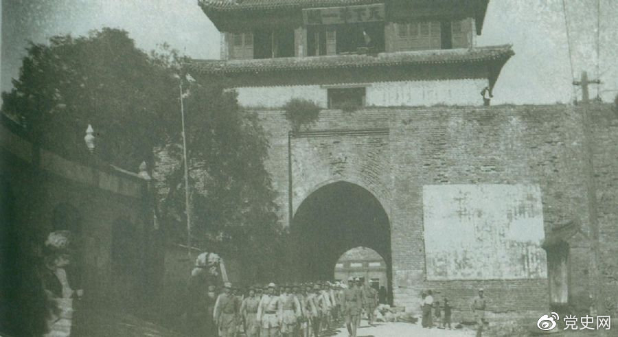 1945年8月下旬，八路軍解放山海關(guān)。