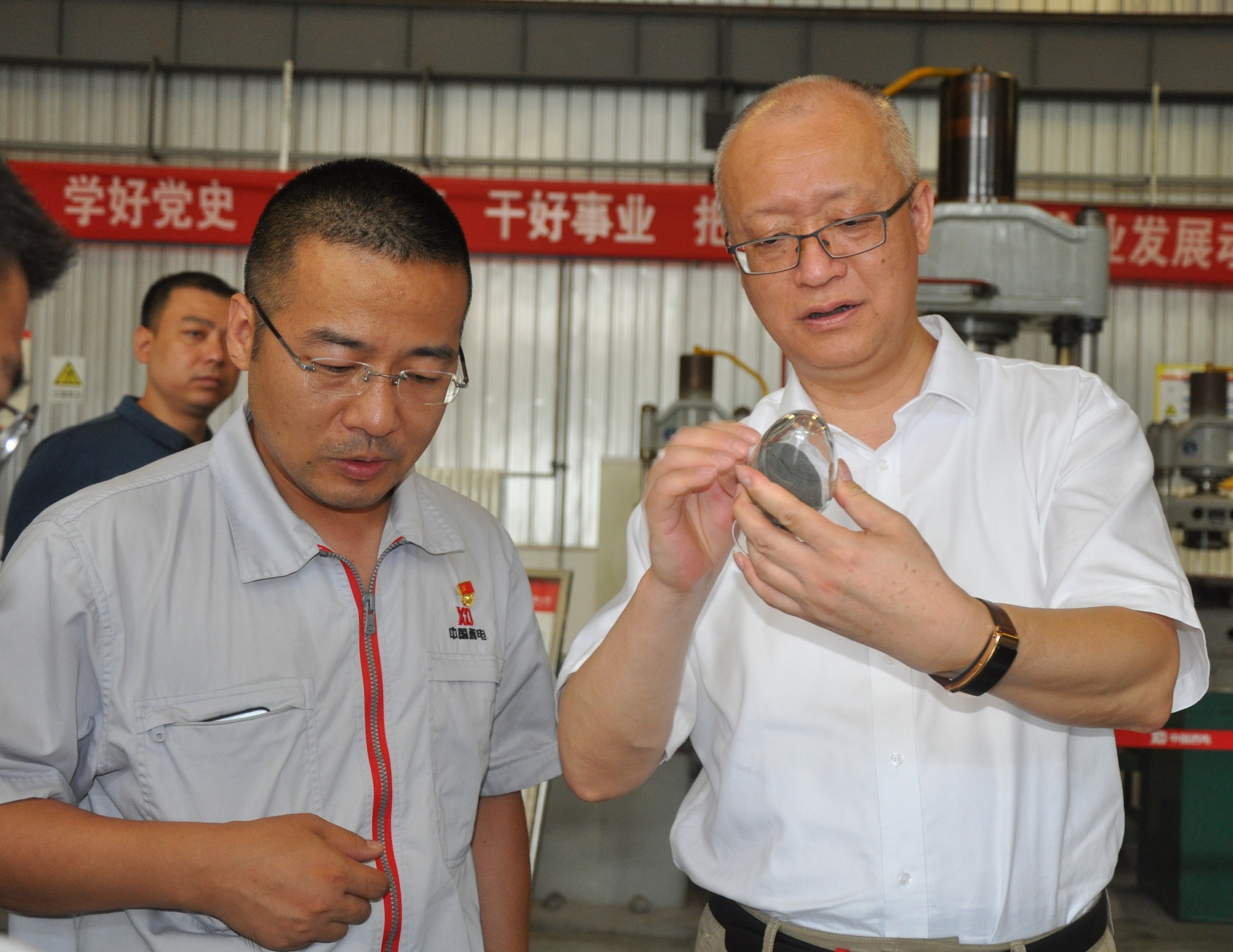 西開有限黨委書記、董事長、總經(jīng)理孟晨調(diào)研天水合金 - 副本.JPG